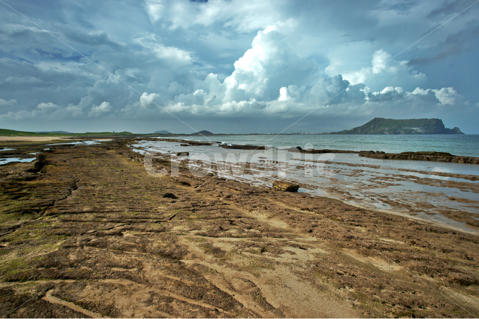 성산일출봉,제주,광치기해변,구름,해안,퇴적암,바다,서귀포시,천연기념물제420호,제주1경,일출봉,세계자연유산,관광지,자연,풍경,nature,landscape,한국자연풍경,한국자연경관,korea nature landscape,제주도,jeju,jeju island,outdoors,옥외,ocean,대양,sea,water,물