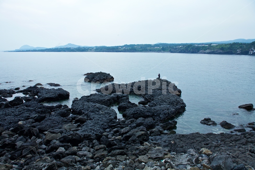 제주도,jeju,바닷가,현무암,화산석,바다,바닷물,하늘,사람,자연,풍경,nature,landscape,제주도,jeju,jeju island,promontory,곶