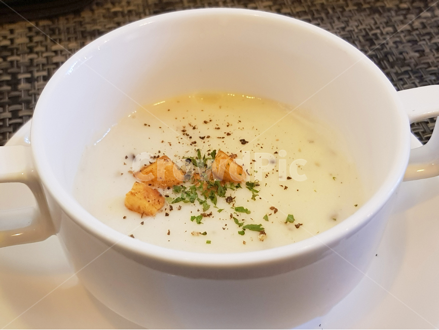 스프,옥수수,빵가루,식전,파슬리,양식,정갈한,레스토랑,테이블,식탁보,린넨,패브릭,직물,요기,간단한,음식,식재료,요리,food,cook,meal,dishes,food reserves