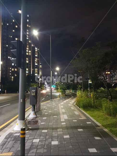 인도,도로,가로등,신호등,야경,도시,풍경,city,landscape,path,통로,asphalt,아스팔트,road,walkway,보도,sidewalk,pavement,포장