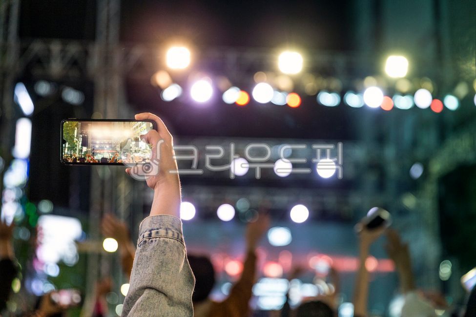 Performance,performance hall,concert,concert venue,audience,crowd,popular music concert,back view,kpop,K-pop,live stage,live event,stage,lighting,stage lighting,culture,entertainment,people,people,hand,cell phone,mobile phone,togethe