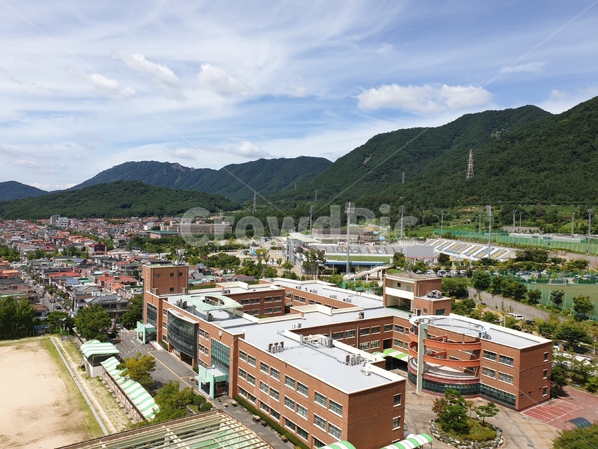 학교,운동장,학교건물,주택,주택가,산,구름,하늘