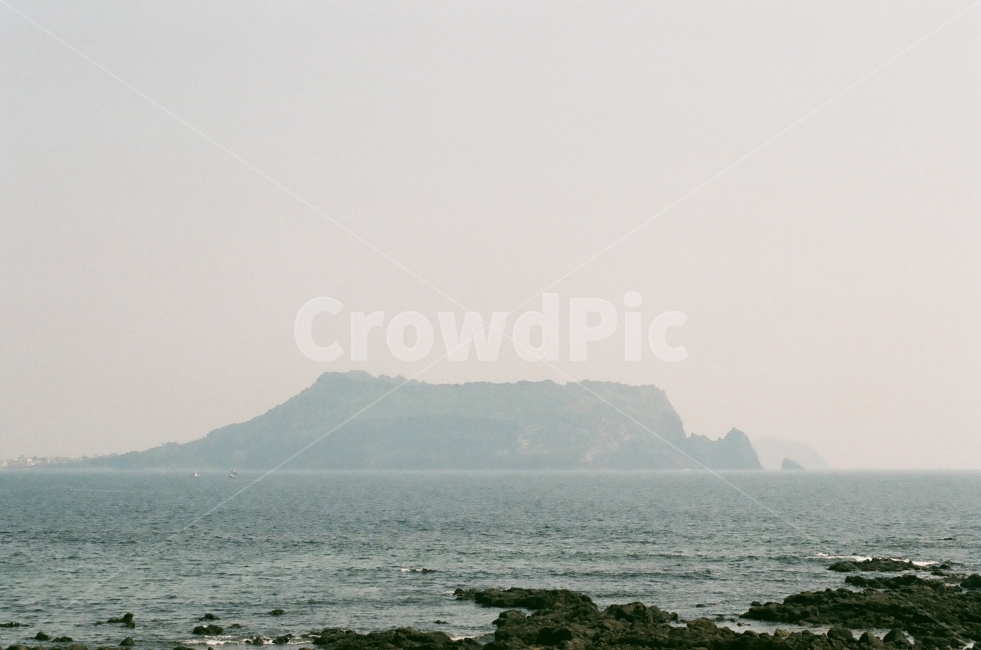 제주,바다,성산일출봉,필름,안개,자연,풍경,nature,landscape,한국자연풍경,한국자연경관,korea nature landscape,제주도,jeju,jeju island,outdoors,옥외,land,땅,water,물,shoreline,해안선,sea,ocean,대양,coast,연안,island,섬