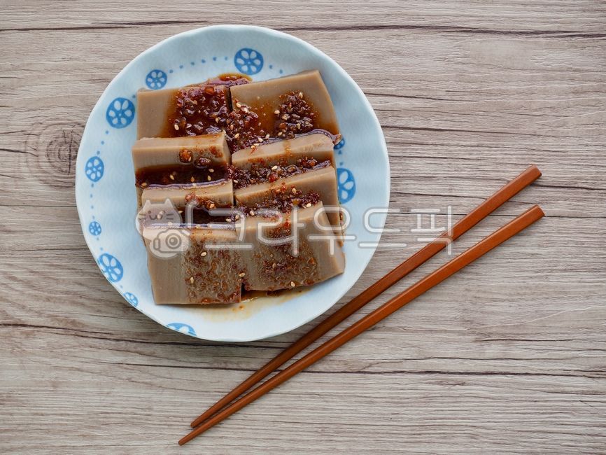 도토리묵무침,도토리묵,한식,음식,요리,요리재료,한국음식,묵,반찬,갈색,food,cooking,koreanfood,acornmook,sidedish,brown,젓가락