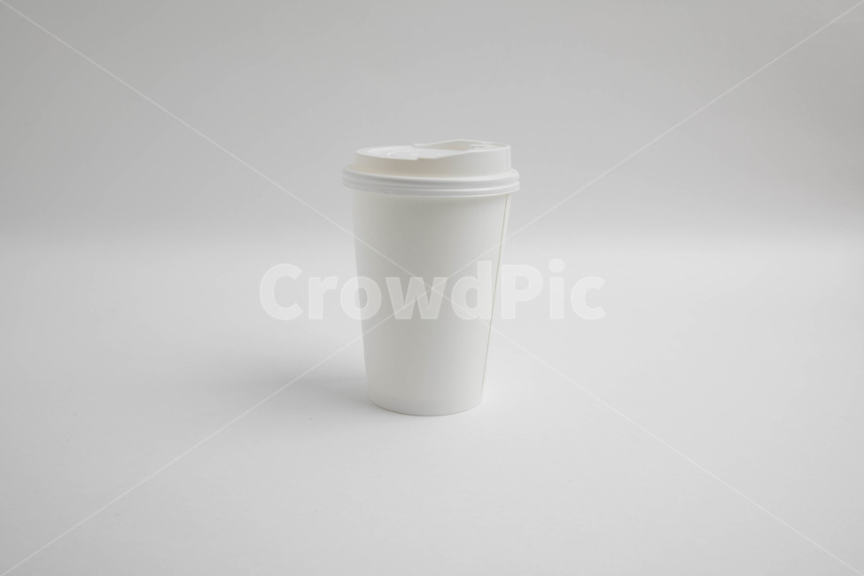 컵,종이컵,테이크아웃컵,커피,뚜껑,화이트,하얀,white,배열,직선,바라보다,나란히,앞에서,위에서,밑에서,배경,백그라운드,백그라운드배경,사물,물건,오브젝트,thing,object,matter,누끼,remove background