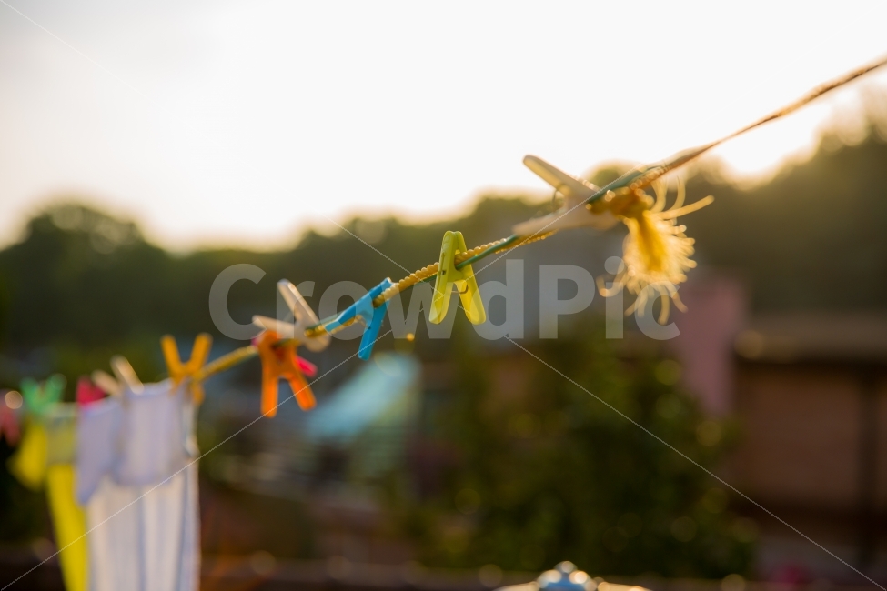 북촌,노을,빨래,빨랫줄,빨래집게,집게,감성,따듯한,일상,감성,sensible,feeling,색깔,색상,색채,색감,color sense,color sensitivity,feeling of color,사물,물건,오브젝트,thing,object,matter