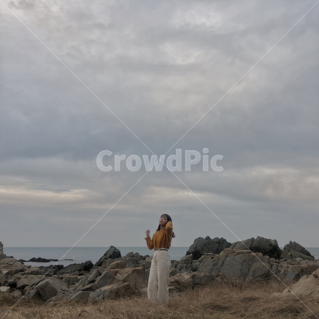 바다,갈대밭,수평선,주황옷,갈대,사람,인물,인간,human,person,여성,여자,woman,female,lady,여행,휴가,traveling,vacation,trip
