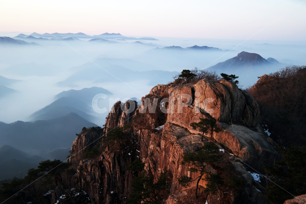 바위,암석,산,정산,나무,자연,환경,자연환경,트래킹,눈,지평선,수평선,뻥뚫림,산맥,구름,하늘,아름다움,노을,등산,자연,풍경,nature,landscape,한국자연풍경,한국자연경관,korea nature landscape,outdoors,옥외,cliff,낭떠러지,mountain