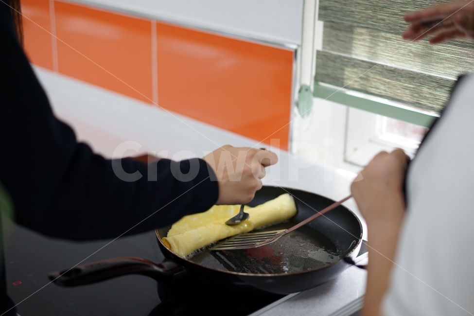 요리,음식,계란,계란말이,쉐프,요리시간,일상,후라이팬,손,실습,푸드,즐거움,재미,사람,인물,인간,human,person,신체일부,몸,body,음식,식재료,요리,food,cook,meal,dishes,food reserves,연출,컨셉,콘셉,direction,concept