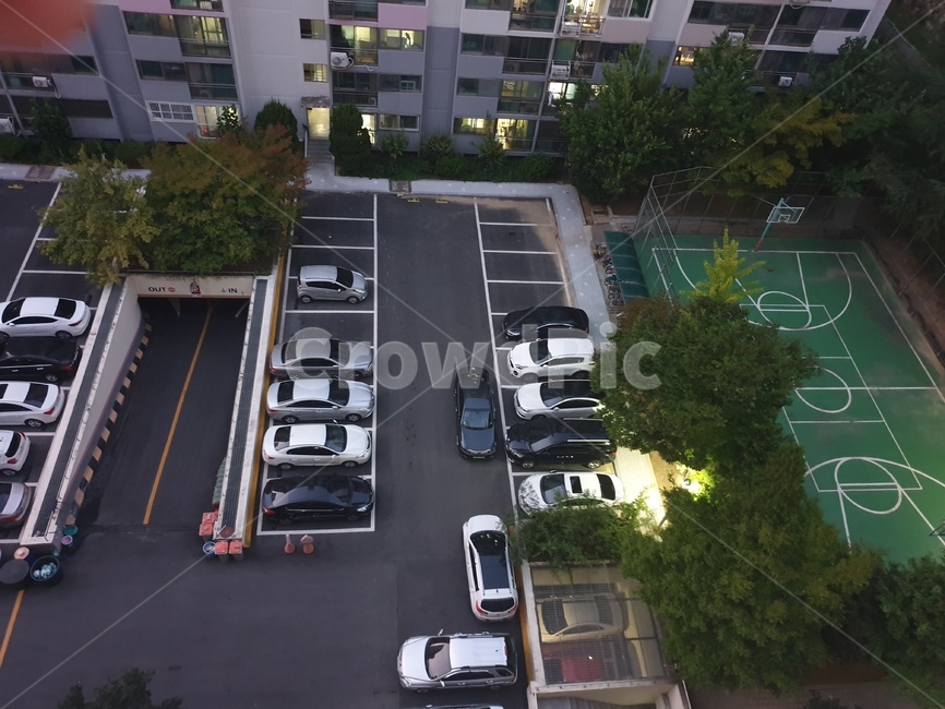 아파트,나무,가로등,조명,주차장,주차,농구장,농구코트,지하주차장입구
