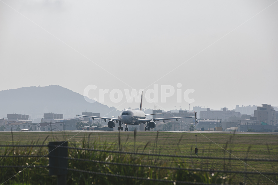 airport,공항,airfield,비행장,transportation,교통,aircraft,항공기,vehicle,airplane,비행기,이륙,활주,활주로,교통,교통수단,traffic,transportation