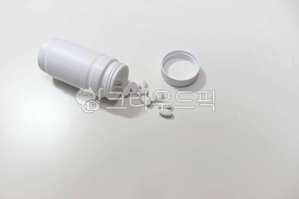 medication,pill,약물,먹는피임약,건강,약국,캡슐,마약,건강관리,처방,비타민,건강한,처리,항생제,병원,고통,펜타닐,두통,치통,생리통,진통제,알약,약통,흰알약,복용,경구투여,치료제,감기,코로나19,코로나바이러스,코로나변이,코로나변이바이러스,회복제,뚜껑,섭취