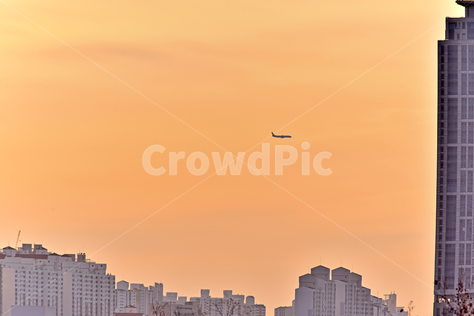 고층빌딩,63빌딩,노을,황혼,석양,해질무렵,해질녘,sunset,속도,officebuilding,사무실건물,building,건축물,기업,회사,비지니스,business,구름,sky,비행,빌딩,건물,도시풍경,배경,바탕,백그라운드,background,비행기,여객기,아파트촌,aircraft,항공기,transportation,교통,airplane,flying,나는,비즈니스,한국도시풍경,한국도시경관,korea cityscape