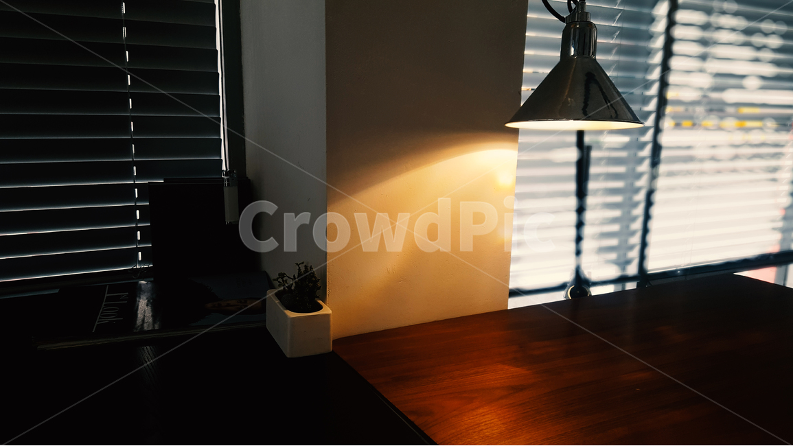 인테리어,소품,전등,창문,버티칼,vertical,interior,window,잡지,magazine,책상,table,lamp,light,감성,sensible,카페,cafe