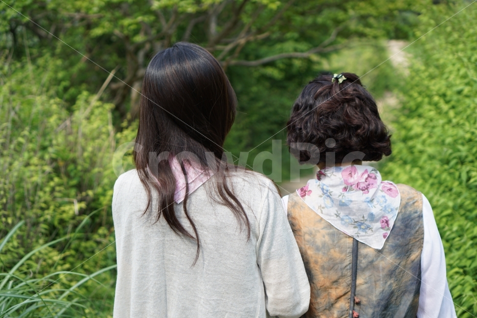 사람,뒷모습,가족,모녀,엄마와딸,어버이날,산,자연,숲속,바라봄,푸릇푸릇,바탕화면,배경화면,울산,통도사,서운암,사람,인물,인간,human,person,가족,패밀리,family
