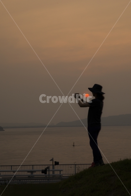 저녁노을,내가슴에태양,바닷가,실루엣,연출,사람,인물,인간,human,person,인물실루엣,사람실루엣,character silhouette,human silhouette,여행,휴가,traveling,vacation,trip,apparel,의복,clothing,의류