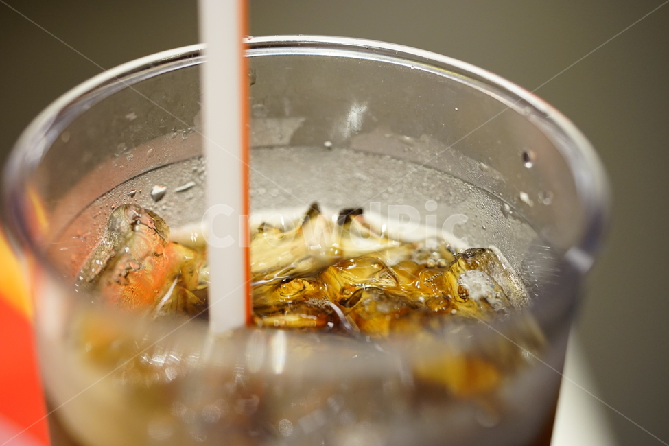 얼음,콜라,빨대,컵,음료수,물기,물,패스트푸드,플라스틱,음료수,drink,beverage
