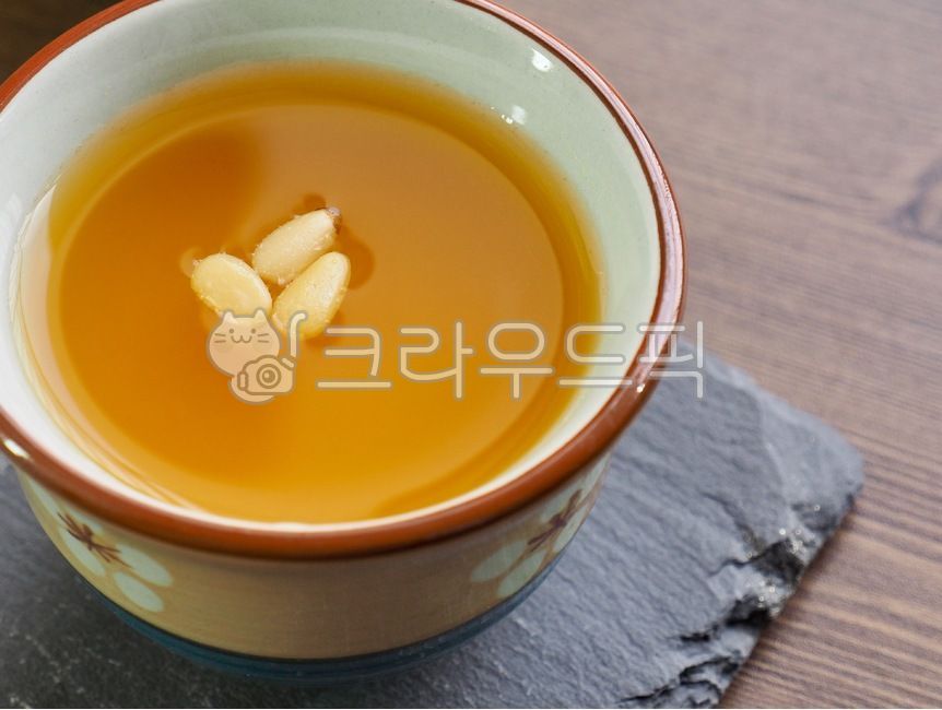 음식,음료,식혜,단호박식혜,한국음료,전통음식,달콤한음료,노란색,웰빙,웰빙음료,단호박,잣,컵,도자기컵,배경,유기농,후식,아시아음료,food,beverage,sikhye,sweetpumpkinsikhye,koreandrink,traditionalfood,sweetdrink,yellow,wellbeing,wellnessdrink,sweetpumpkin,pinenut,cup,porcelaincup,background,organic,dessert