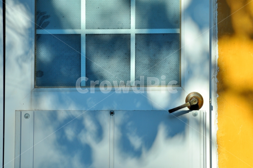 빈티지,창문,출입문,door,gate,빛,그림자,오래된,손잡이,노랑색,시골,집,하우스,house,white,yellow,light,shadow,배경,바탕,백그라운드,햇살,맑은,칼라,느낌,필링,분위기