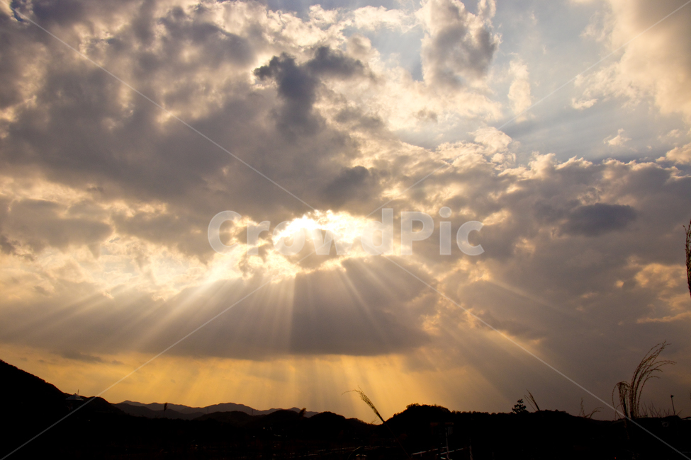 beam,evening glow,tindle,tyndall,scenery,sun,scene,cloud,superb view,beautiful,mountain,view,light effect,sight,Tindle phenomenon,sky,natural,nature,tyndalleffect,Lighting phenomenon,dinner,shine,outdoor,sunlight,sunbeam,Tyndall effect,light,sunset,natura
