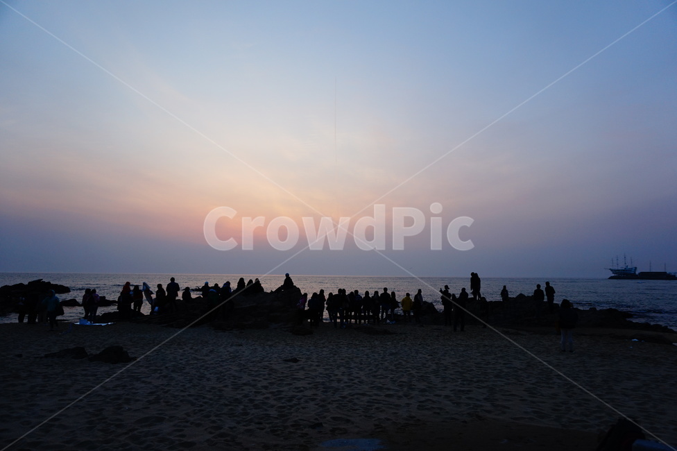 일출,바다,아침,새벽,사람들,해변,바다,beach,sea,사람들,대중,군중,other people,crowd,인물실루엣,사람실루엣,character silhouette,human silhouette,nature,자연,outdoors,옥외,person,사람,human,인간