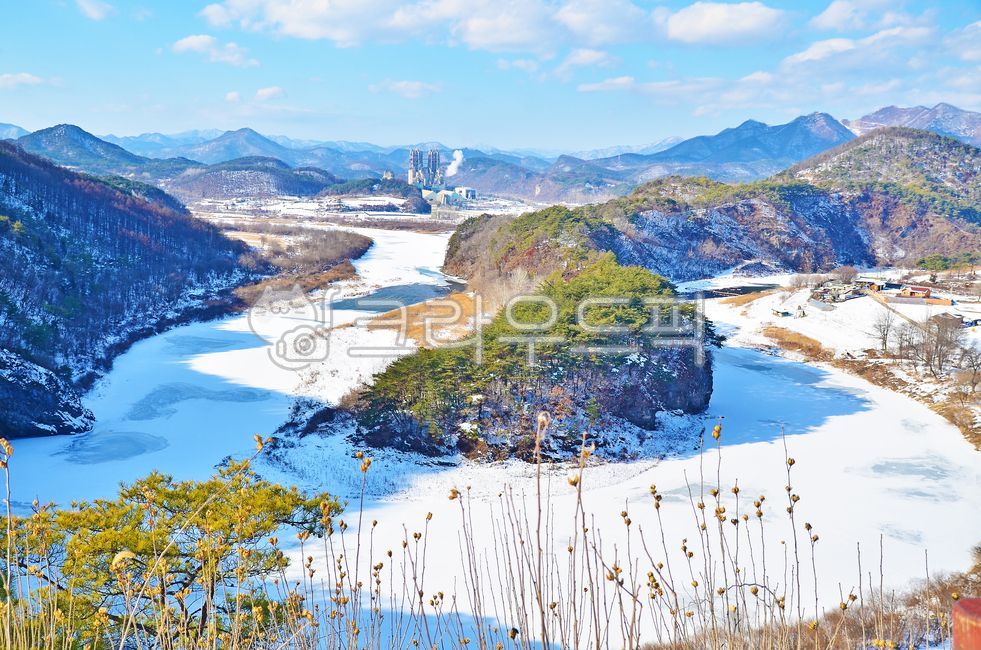 한반도지형,한반도,관광지,설경,눈,함박눈,나무,겨울,겨울풍경,설원,추위,자연,하늘,청명,깨끗함,맑음,상쾌,힐링,풍경,경치,산,휴식,야외,바깥,옥외,초록,파란,푸른,블루,한국자연풍경,한국자연경관,snow,cool,sky,mountain,cloud,blue,green,nature,winter,white,landscape,rest,relaxation,outdoors,겨울,계절,winter,season,자연,풍경,nature,landscape,한국자연풍경,한국자연경관,korea nature landscape