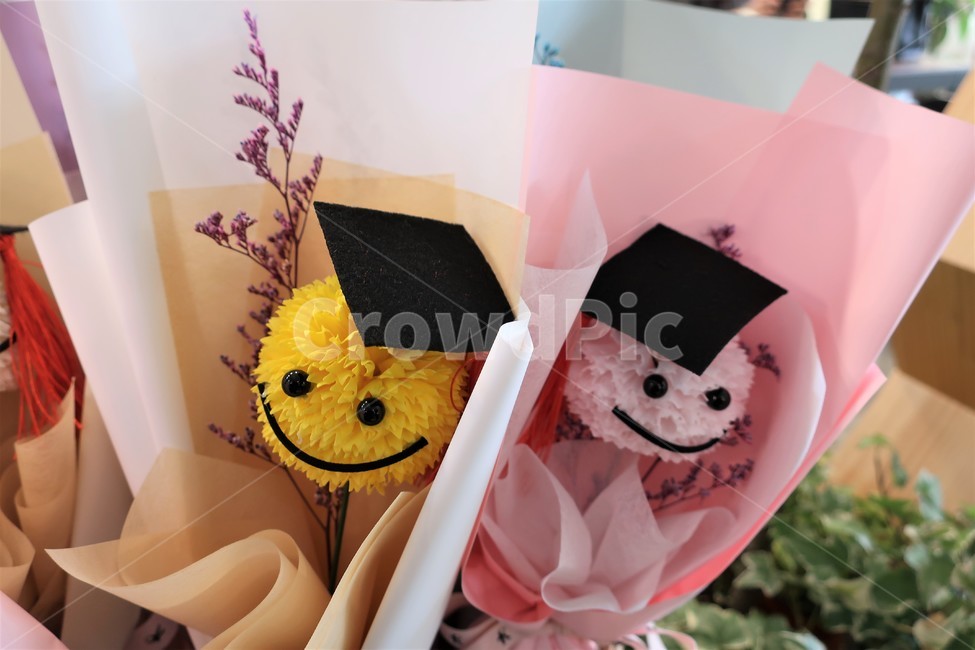 졸업,졸업식,꽃다발,축하,인형,학사모,학교,선물,기념,기념일,포장지,꽃,flower,기념일,축하,anniversary,congratulation,celebrate,celebration