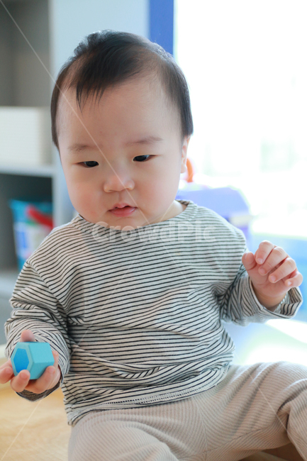 아기,육아,도형놀이,도형,장난감,완구,성장,두뇌발달,발달,아이,어린이,유아,인지,인지놀이,원목,막대,세모,네모,동그라미,블럭,나무블럭,작은,손,고사리손,신체,재미,퍼즐,베이비카페,돌아기,유아용품,원목교구,색상,컬러,창의력,교육,남자아이,남자아기,귀여운,사랑스런,장난꾸러기,개구장이,가족,인물,모델,얼굴,표정,호기심,게임,놀이,도형블럭,사람,인물,인간,human,person,영유아,아기,애기,아이,infants,baby