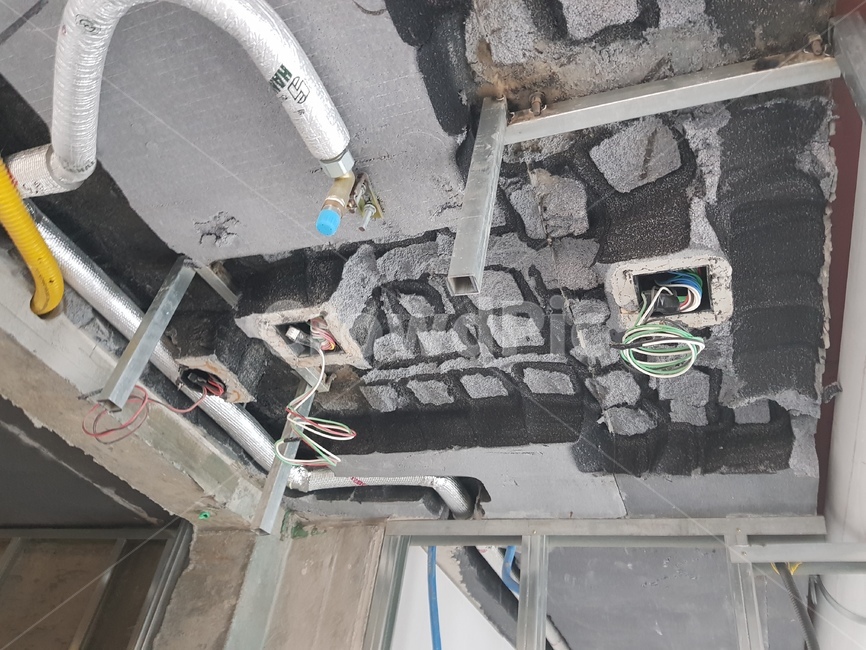 전기공사,통신공사,배관,케이블포설,트레이,전기,건물내부공사,케이블,포설,배관배선,입선,천정,건물,고소작업,감전,안전,전기공,내선공,실내공사,내부인테리어,전기박스,벽체공사,천정공사,산업,industry,industrial,건설업,건축업,construction industry