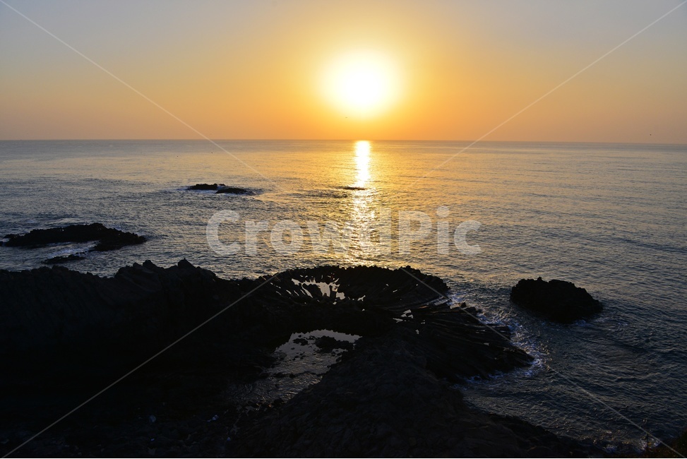 outdoors,옥외,nature,자연,water,물,ocean,대양,sea,바다,shoreline,해안선,coast,연안,해변,경주,양남,읍천,읍천주상절리,주상절리,읍천일출,아침,여명,dawn,새벽,sky,하늘,redsky,붉은하늘,자연,풍경,nature,landscape