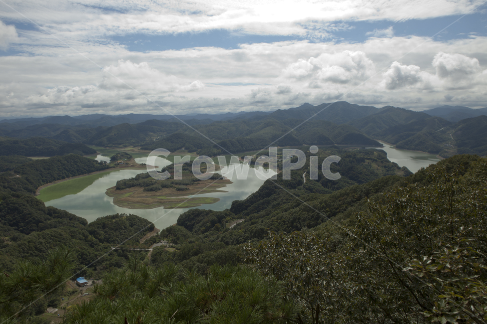 구름,하늘,햇빛,빛내림,호수,산,신비,자연풍경,자연,풍경,nature,landscape,한국자연풍경,한국자연경관,korea nature landscape,land,땅,outdoors,옥외,water,물,shoreline,해안선,ocean,대양,sea,바다,slope,경사