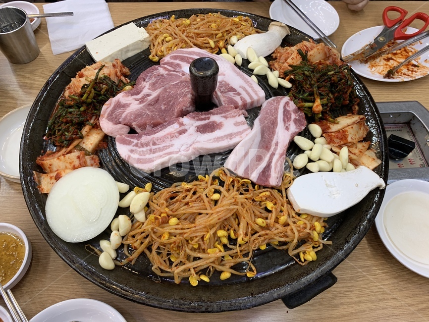 삼겹살,솥,뚜껑,솥뚜겅,식사,콩나물,김치,양파,마늘,아침,점심,저녁,두부,porkbelly,bacon,파김치,고기,목살,beansprouts,meat,garlic,bean,kimchi,porkneck,hungry,platter,플래터,dish,food,meal,식품