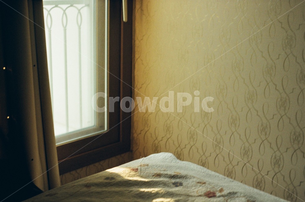 방,침대,커텐,창문,벽지,인테리어,실내디자인,interior design