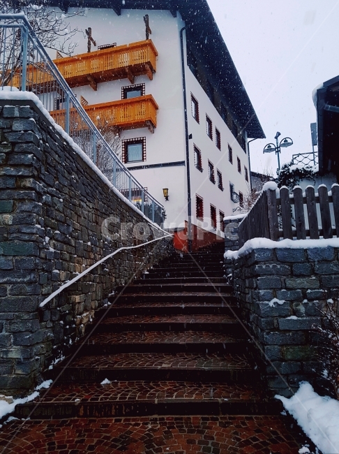 오르막,펜션,계단,자연,눈,건물,벽돌,돌담,손잡이,배경사진,감성사진,하늘,구름,겨울,계절,winter,season,도시,풍경,city,landscape,골목길,alley,해외,외국,세계,foreign,oversea,world,세계도시풍경,해외도시풍경,외국도시풍경,world cityscape,건축물,건물외관,exterior,building,structure,architecture,construction,handrail,난간,banister