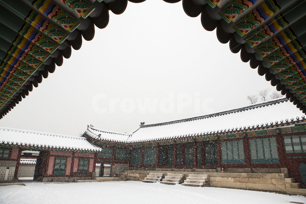 단청,설경,기와,문화유산,고궁,겨울,계절,winter,season,한국전통,한국문화,korean traditional,korean culture,랜드마크,landmark,tourist attraction,한국랜드마크,한국관광지,한국명소,korea landmark,korea tourist attraction,건축물,건물외관,exterior,building,structure,architecture,construction