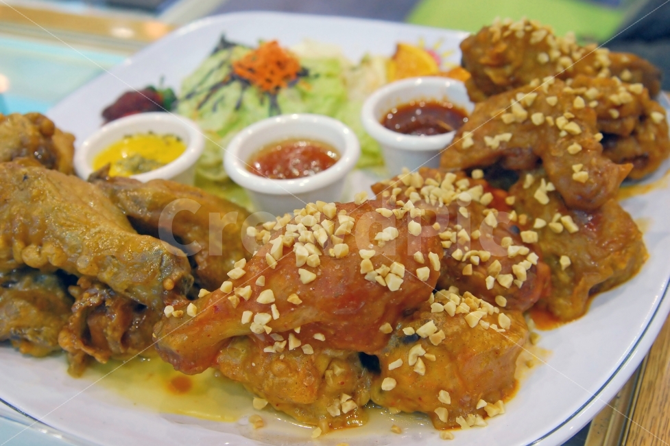 치킨,양념치킨,소스,닭,닭요리,닭고기,요리,음식,간식,접시,땅콩,음식,식재료,요리,food,cook,meal,dishes,food reserves,육류,고기,meat