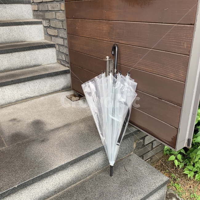 우산,비닐우산,장우산,일회용우산,계단,장마,비