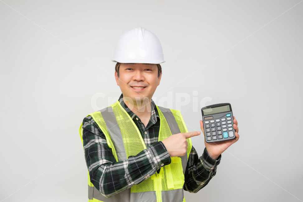 근로자,노동자,노가다,안전모자,안전모,모자,작업복,근무복,안전,산업,1명,남자,남성,한국인,일본인,중국인,아시아인,중장년,40대,50대,건설,건축,인부,일용직,비즈니스,카피스페이스,여백,누끼,흰색배경,하얀배경,실내,정면,상반신,노동,일,아빠,중년,노동환경,개념,컨셉,매니저,관리자,손짓,손동작,계산기,계산,비용,절약,견적,사람,인물,인간,human,person,남성,남자,man,male,산업,industry,industrial