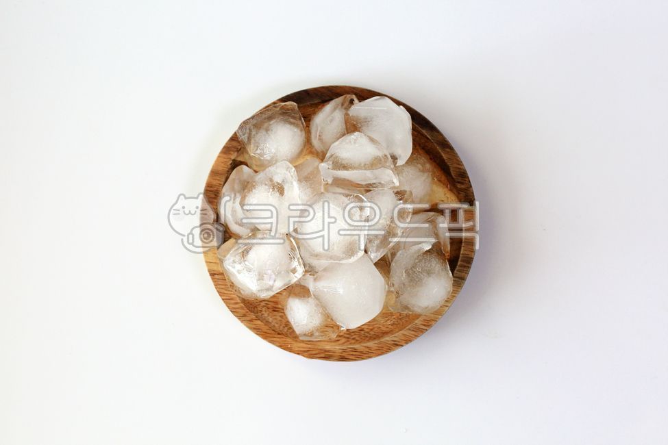 얼음,사각얼음,얼음결정,투명얼음,냉동,냉각,차가운,흰색,배경,시원한,고체,클로즈업,청량,단단한,화이트,얼음배경,crystal,ice,빙,결정,cool,접시,dish,얼음조각,맑은,결정체,쌓은,쌓여있는