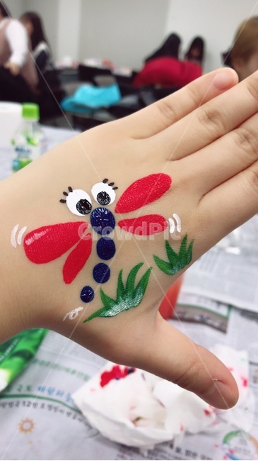 dragonfly,dragonfly picture,babys hand,childs hand