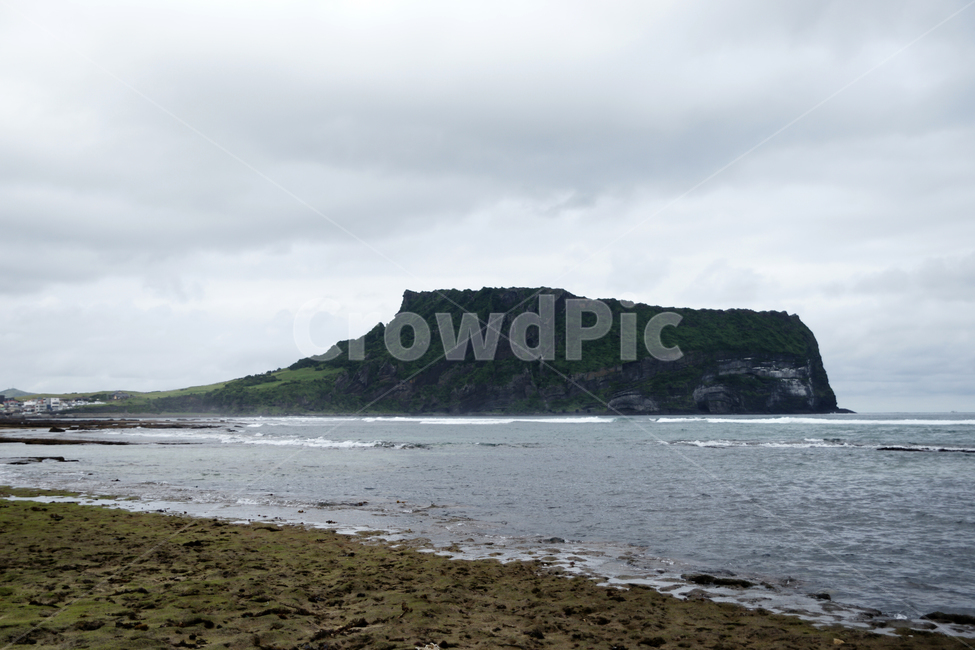 land,땅,nature,자연,outdoors,ocean,곶,옥외,대양,sea,water,물,연안,coast,해안선,shoreline,제주,제주도,성산일출봉,하늘,구름,모래,흙,제주도,jeju,jeju island