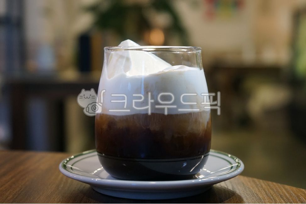 커피,카페,아인슈페너,비엔나커피,크림,음료,음식,food,beverage,cream,coffee,cafe,viennacoffee,원목테이블,나무,wood,아이스크림,woodentable,table,유리컵,컵받침,감성