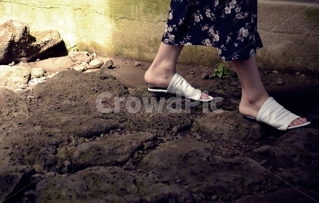 clothing,의류,apparel,의복,human,인간,person,사람,shoe,구두,footwear,신발류