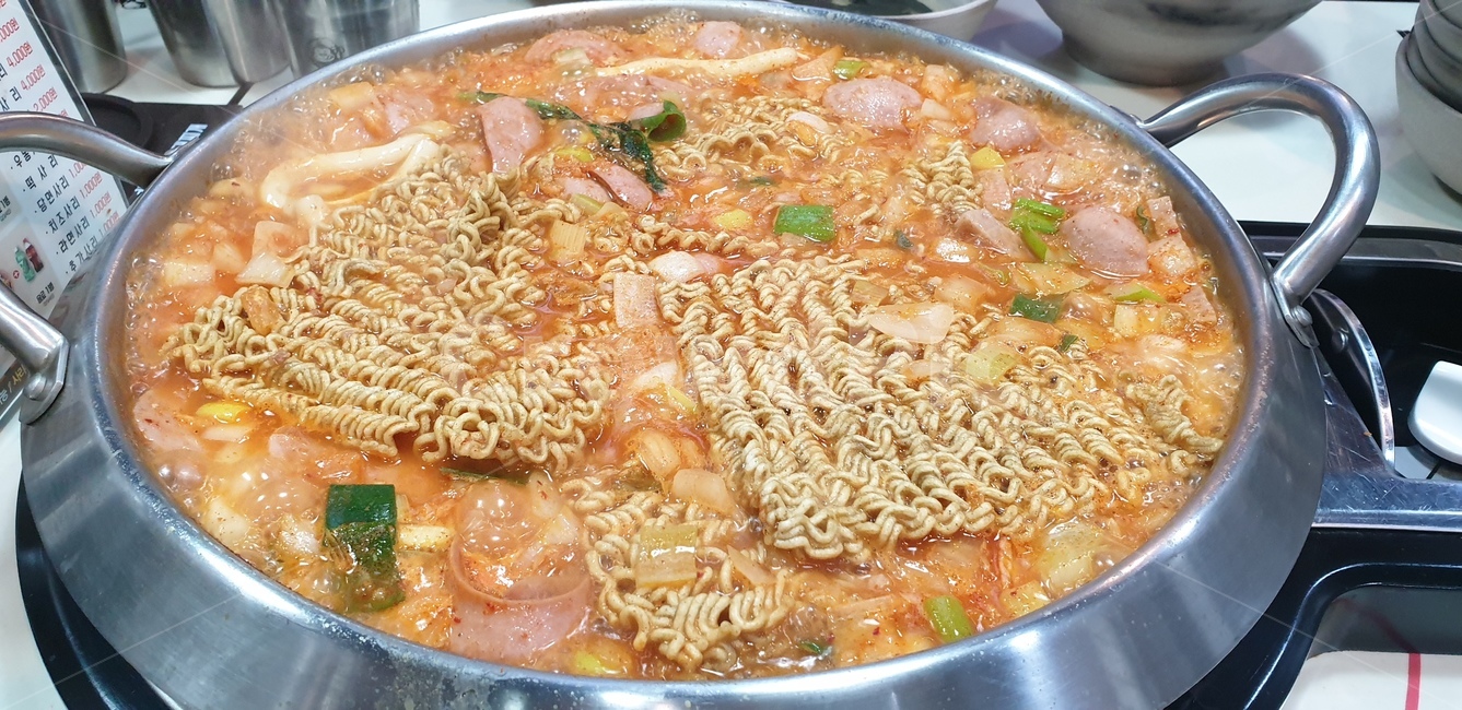 부대찌개,부대찌개사리,부대찌개냄비,부대찌개식당,부대찌개라면사리,음식,식재료,요리,food,cook,meal,dishes,food reserves