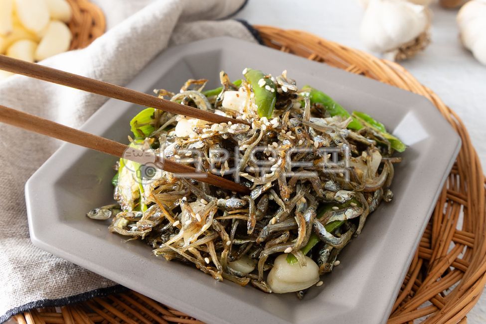 Stir-fried anchovies,stir-fried anchovies with chili peppers,side dish,stir-fried small anchovies,side dish,anchovy gospel,stir-fried anchovies with dried pollack,stir-fried anchovies with dried pollack,Korean cuisine,dried side dish,home-cooked
