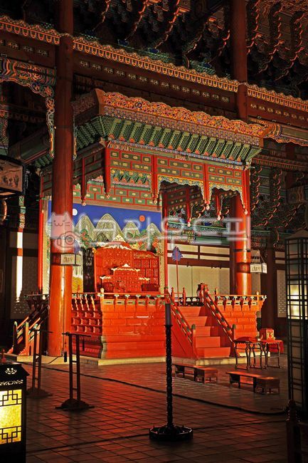 용상,어좌,일월오봉도,경복궁,북궐,정전,법궁,근정전,국보제223호