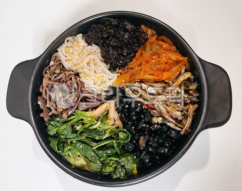 돌솥비빔밥,비빔밥,비빔,뚝배기,돌솥,음식,요리,채장아찌,식사,식재료,먹방,야채,채소,나물,무침,숙주나물,숙주,멸치볶음,멸치,콩자반,콩,검은콩,서리태,고사리나물,고사리,김무침,김,채장아찌지짐,김치,food,dish,meal,cook