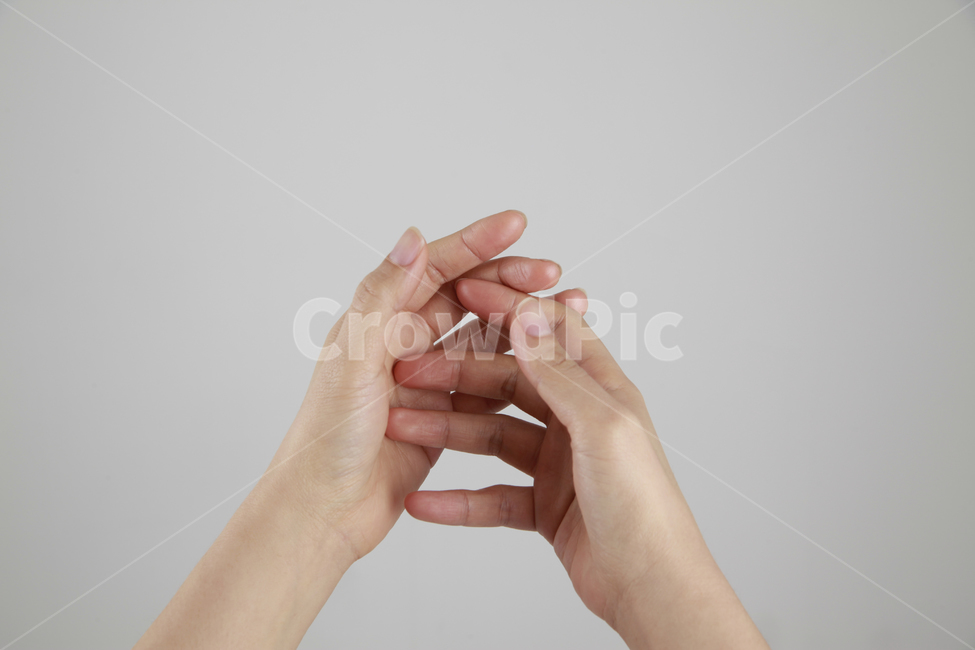 손,핸드폰거치,핸드폰,스마트폰,스마트폰거치,양손,흰색배경,여자손,몸,신체일부,손제스처,손짓,표현,human,person,신체일부,몸,body