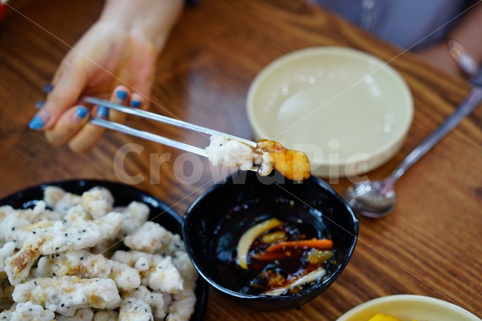 	탕수육,중화요리,술안주,중식,고기,바삭,식감,찹쌀,찍먹,젓가락질,음식,푸드,먹방,식사,사람,인물,인간,human,person,신체일부,몸,body,음식,식재료,요리,food,cook,meal,dishes,food reserves,육류,고기,meat,중식,중국음식,중화요리,chinese food,chinese dishes,chinese meal,chinese cook
