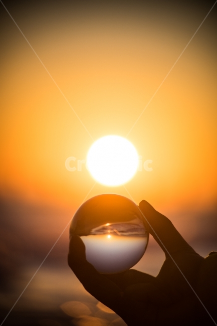 일출,새해,유리구슬,손,태양,반전,2018,sunup,따뜻함,소원,glassball,소니,소니a7,강릉,남항진,1월1일,바닷가,사람,인물,인간,human,person,신체일부,몸,body,감성,sensible,feeling,사물,물건,오브젝트,thing,object,matter
